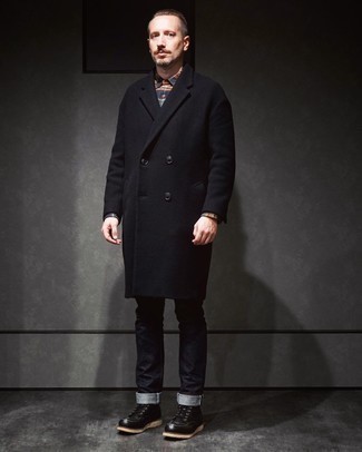 Schwarze Lederfreizeitstiefel kombinieren – 500+ Herren Outfits: Kombinieren Sie einen schwarzen Mantel mit schwarzen Jeans, wenn Sie einen gepflegten und stylischen Look wollen. Eine schwarze Lederfreizeitstiefel sind eine großartige Wahl, um dieses Outfit zu vervollständigen.