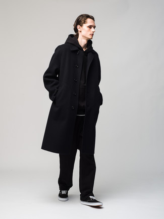 Herren Outfits 2022: Kombinieren Sie einen schwarzen Mantel mit einer schwarzen Chinohose, wenn Sie einen gepflegten und stylischen Look wollen. Fühlen Sie sich ideenreich? Wählen Sie schwarzen und weißen Segeltuch niedrige Sneakers.