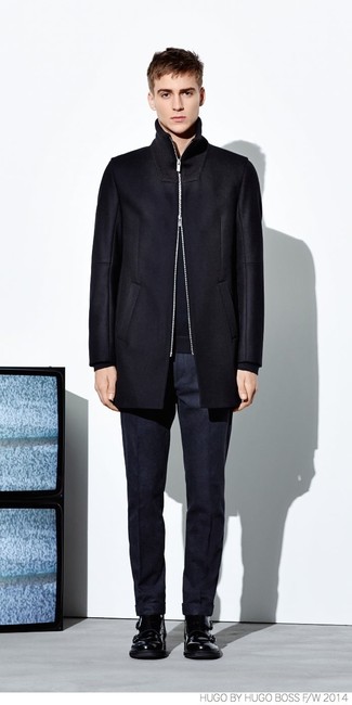 Schwarze Doppelmonks kombinieren – 46 Elegante Herren Outfits kalt Wetter: Kombinieren Sie einen schwarzen Mantel mit einer schwarzen Anzughose für einen stilvollen, eleganten Look. Fühlen Sie sich ideenreich? Ergänzen Sie Ihr Outfit mit schwarzen Doppelmonks.