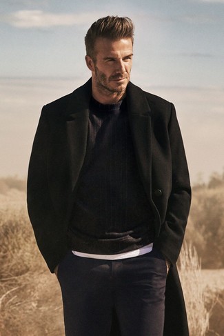 David Beckham trägt schwarzer Mantel, schwarzer Pullover mit einem Rundhalsausschnitt, weißes T-Shirt mit einem Rundhalsausschnitt, dunkelblaue Anzughose
