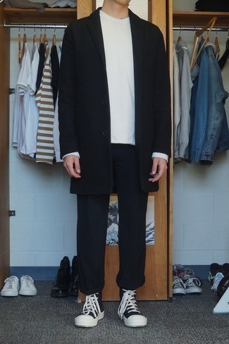 Wie Pullover mit einem Rundhalsausschnitt mit Chinohose zu kombinieren – 500+ Herren Outfits kühl Wetter: Kombinieren Sie einen Pullover mit einem Rundhalsausschnitt mit einer Chinohose, um mühelos alles zu meistern, was auch immer der Tag bringen mag. Fühlen Sie sich ideenreich? Ergänzen Sie Ihr Outfit mit schwarzen und weißen hohen Sneakers aus Segeltuch.