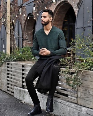 Dunkelgrünen Pullover mit einem V-Ausschnitt kombinieren – 41 Herren Outfits: Erwägen Sie das Tragen von einem dunkelgrünen Pullover mit einem V-Ausschnitt und schwarzen Jeans, um mühelos alles zu meistern, was auch immer der Tag bringen mag. Ergänzen Sie Ihr Outfit mit schwarzen Chelsea Boots aus Leder, um Ihr Modebewusstsein zu zeigen.