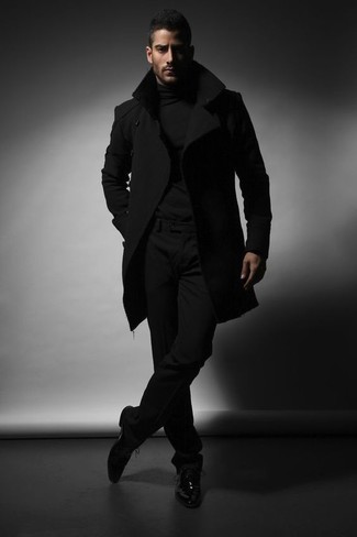 20 Jährige: Wie schwarzen Rollkragenpullover mit schwarzer Anzughose zu kombinieren – 3 Elegante Herren Outfits kalt Wetter: Vereinigen Sie einen schwarzen Rollkragenpullover mit einer schwarzen Anzughose für eine klassischen und verfeinerte Silhouette. Fühlen Sie sich mutig? Ergänzen Sie Ihr Outfit mit schwarzen Leder Oxford Schuhen.