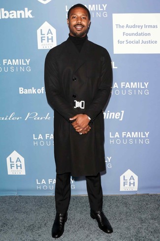 Michael B. Jordan trägt schwarzer Mantel, schwarzer Rollkragenpullover, schwarze Anzughose, schwarze Chelsea-Stiefel aus Leder
