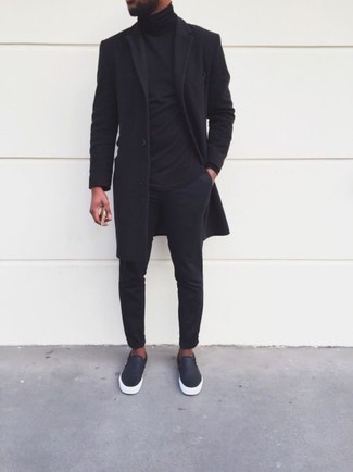 schwarzer Mantel, schwarzer Rollkragenpullover, schwarze Chinohose, schwarze Slip-On Sneakers aus Leder für Herren
