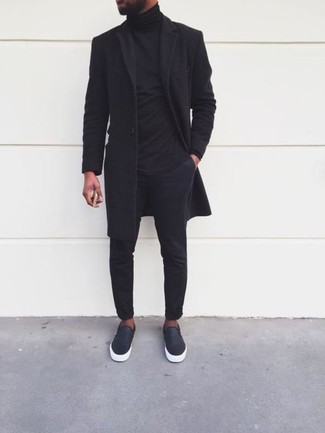 Schwarzen Mantel kombinieren – 259 Herren Outfits warm Wetter: Kombinieren Sie einen schwarzen Mantel mit einer schwarzen Chinohose, wenn Sie einen gepflegten und stylischen Look wollen. Fühlen Sie sich ideenreich? Ergänzen Sie Ihr Outfit mit schwarzen Leinenschuhen aus Leder.