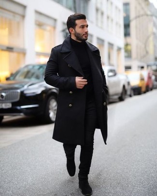 Schwarze Chelsea Boots aus Wildleder kombinieren – 206 Herren Outfits kühl Wetter: Tragen Sie einen schwarzen Mantel und schwarzen Jeans für Ihren Bürojob. Fühlen Sie sich mutig? Komplettieren Sie Ihr Outfit mit schwarzen Chelsea Boots aus Wildleder.