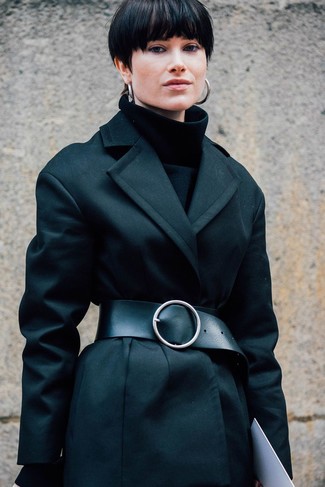 Schwarzen Mantel kombinieren – 262 Herbst Damen Outfits: Wenn Sie ein edles und gleichzeitig müheloses Outfit schaffen möchten, probieren Sie die Paarung aus einem schwarzen Mantel und einem schwarzen Rollkragenpullover. Ein toller Übergangs-Look.