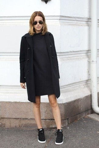Sweatkleid kombinieren – 345 Damen Outfits: Entscheiden Sie sich für ein Sweatkleid und einen schwarzen Mantel, um ein müheloses Casual-Outfit zu erzeugen. Wenn Sie nicht durch und durch formal auftreten möchten, vervollständigen Sie Ihr Outfit mit schwarzen niedrigen Sneakers.