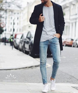 Wie weiße niedrige Sneakers mit hellblauer Jeans zu kombinieren – 500+ Herren Outfits: Kombinieren Sie einen schwarzen Mantel mit hellblauen Jeans für ein bequemes Outfit, das außerdem gut zusammen passt. Wenn Sie nicht durch und durch formal auftreten möchten, wählen Sie weißen niedrige Sneakers.