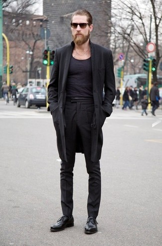 schwarzer Mantel, schwarzes T-Shirt mit einem Rundhalsausschnitt, schwarze Anzughose, schwarze Leder Derby Schuhe für Herren