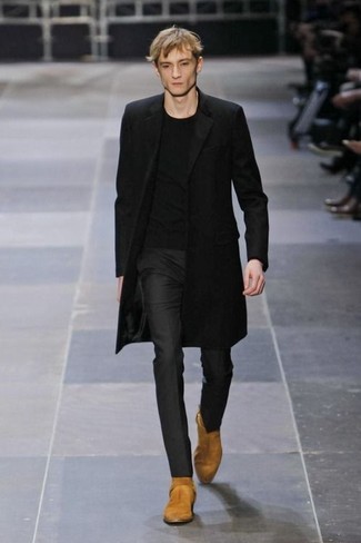 Schwarze Anzughose kombinieren – 86 Smart-Casual Herren Outfits kalt Wetter: Kombinieren Sie einen schwarzen Mantel mit einer schwarzen Anzughose für eine klassischen und verfeinerte Silhouette. Fühlen Sie sich ideenreich? Entscheiden Sie sich für beige Cowboystiefel aus Wildleder.