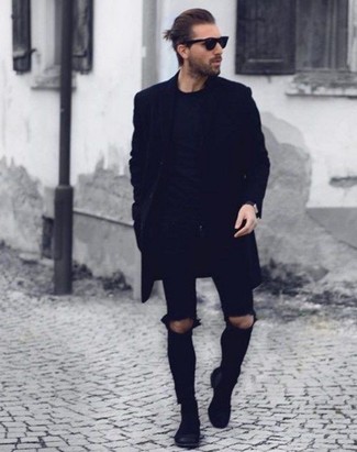 Chelsea Boots kombinieren – 222 Casual Herren Outfits kalt Wetter: Vereinigen Sie einen schwarzen Mantel mit schwarzen engen Jeans mit Destroyed-Effekten für ein Alltagsoutfit, das Charakter und Persönlichkeit ausstrahlt. Putzen Sie Ihr Outfit mit Chelsea Boots.