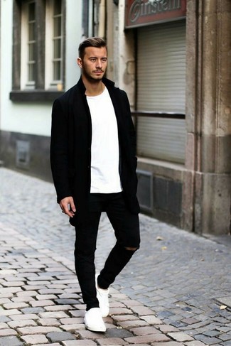 Welche Jeans mit schwarzen Mantels zu tragen – 334 Herren Outfits: Die Vielseitigkeit von einem schwarzen Mantel und Jeans machen sie zu einer lohnenswerten Investition. Weiße niedrige Sneakers leihen Originalität zu einem klassischen Look.