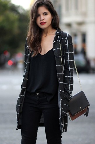 Schwarzen Mantel kombinieren – 450 Damen Outfits: Ein schwarzer Mantel und schwarze enge Jeans kreieren einen legeren Look, der aber immer stilvoll bleibt.