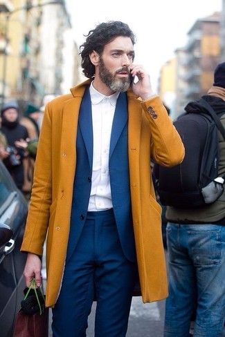 40 Jährige: Goldenen Mantel kombinieren – 4 Elegante Herren Outfits: Erwägen Sie das Tragen von einem goldenen Mantel und einem blauen Anzug für eine klassischen und verfeinerte Silhouette.
