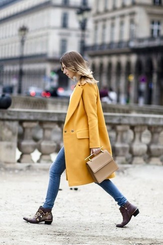 Gelbe Oberbekleidung kombinieren – 163 Damen Outfits: Um eine lässige und schöne Silhouette zu zaubern, paaren Sie eine gelbe Oberbekleidung mit blauen engen Jeans. Dunkelbraune Leder Stiefeletten sind eine großartige Wahl, um dieses Outfit zu vervollständigen.