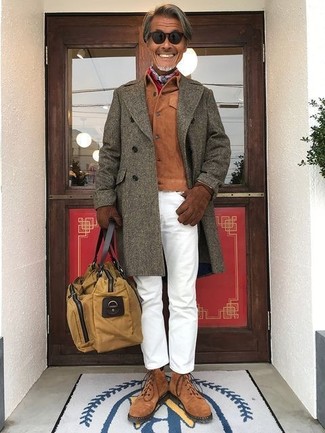 60 Jährige: Welche Mäntel mit weißer Chinohose zu tragen – 7 Herren Outfits kalt Wetter: Kombinieren Sie einen Mantel mit einer weißen Chinohose, wenn Sie einen gepflegten und stylischen Look wollen. Vervollständigen Sie Ihr Look mit einer braunen Wildlederfreizeitstiefeln.