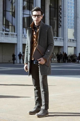 Dunkelblaues Langarmhemd kombinieren – 88 Elegante Herren Outfits: Vereinigen Sie ein dunkelblaues Langarmhemd mit einer grauen Anzughose für einen stilvollen, eleganten Look. Graue Leder Brogues sind eine kluge Wahl, um dieses Outfit zu vervollständigen.
