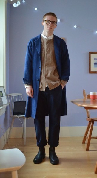 20 Jährige: Welche Chelsea Boots mit blauen Mantels zu tragen – 30 Herren Outfits kalt Wetter: Kombinieren Sie einen blauen Mantel mit einer dunkelblauen Chinohose für Ihren Bürojob. Fühlen Sie sich mutig? Wählen Sie Chelsea Boots.