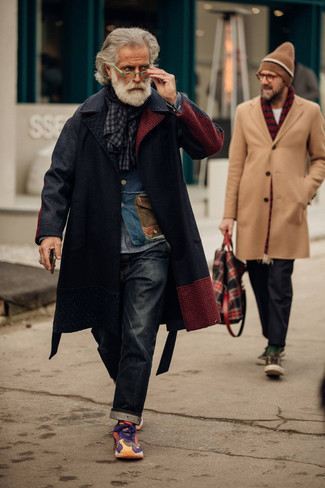 60 Jährige: Wie Mantel mit Jeans zu kombinieren – 13 Smart-Casual Herbst Herren Outfits: Entscheiden Sie sich für einen Mantel und Jeans, um einen eleganten, aber nicht zu festlichen Look zu kreieren. Fühlen Sie sich ideenreich? Wählen Sie mehrfarbigen Sportschuhe. Das Outfit ist ja mega für die Übergangszeit.