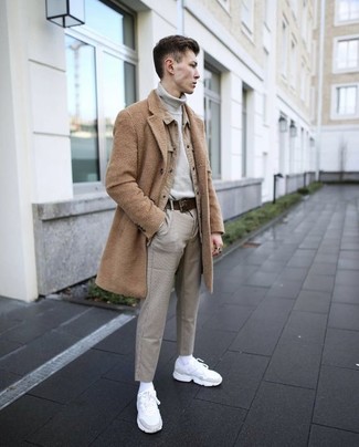 20 Jährige: Welche Mäntel mit beige Shirtjacke zu tragen – 5 Herren Outfits: Kombinieren Sie einen Mantel mit einer beige Shirtjacke für eine klassischen und verfeinerte Silhouette. Suchen Sie nach leichtem Schuhwerk? Komplettieren Sie Ihr Outfit mit weißen Sportschuhen für den Tag.