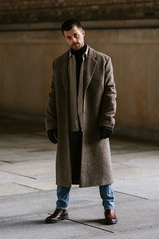 20 Jährige: Handschuhe kombinieren – 46 Smart-Casual Herren Outfits kalt Wetter: Erwägen Sie das Tragen von einem braunen Mantel und Handschuhen für einen entspannten Wochenend-Look. Fühlen Sie sich ideenreich? Entscheiden Sie sich für dunkelbraunen Chelsea Boots aus Leder.
