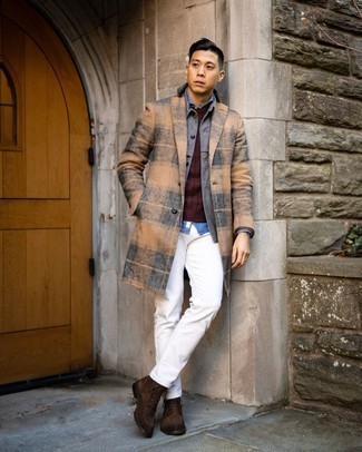 Braune Wildlederfreizeitstiefel kombinieren – 500+ Herren Outfits: Paaren Sie einen camel Mantel mit Schottenmuster mit weißen Jeans, wenn Sie einen gepflegten und stylischen Look wollen. Eine braune Wildlederfreizeitstiefel sind eine kluge Wahl, um dieses Outfit zu vervollständigen.