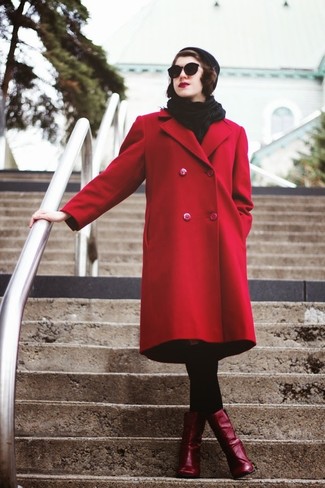 Schwarzen Schal kombinieren – 243 Damen Outfits: Um ein tolles Casual-Outfit zu zaubern, sind ein roter Mantel und ein schwarzer Schal ganz besonders gut geeignet. Dunkelrote Leder Stiefeletten sind eine großartige Wahl, um dieses Outfit zu vervollständigen.