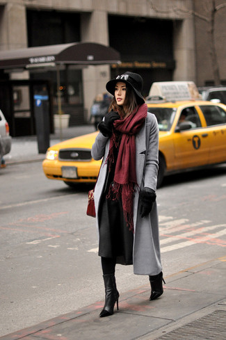 grauer Mantel, schwarze Leder Stiefeletten, dunkelrote Wildleder Umhängetasche, schwarze Wollhandschuhe für Damen