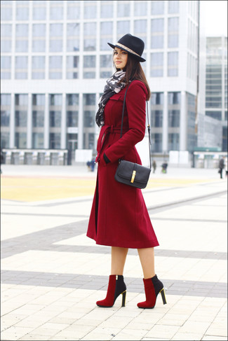 Schwarzen Seideschal kombinieren – 30 Damen Outfits: Ein roter Mantel und ein schwarzer Seideschal sind ideal geeignet, um einen mühelosen Freizeit-Look zu erreichen. Komplettieren Sie Ihr Outfit mit roten Wildleder Stiefeletten.