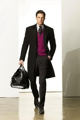 Lila Strickjacke kombinieren – 23 Herren Outfits: Vereinigen Sie eine lila Strickjacke mit einer dunkelgrauen Anzughose, um vor Klasse und Perfektion zu strotzen. Komplettieren Sie Ihr Outfit mit schwarzen Monks aus Leder.