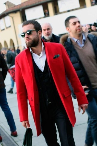 Roten Mantel kombinieren – 112 Herren Outfits: Kombinieren Sie einen roten Mantel mit einer dunkelblauen Anzughose für einen stilvollen, eleganten Look.