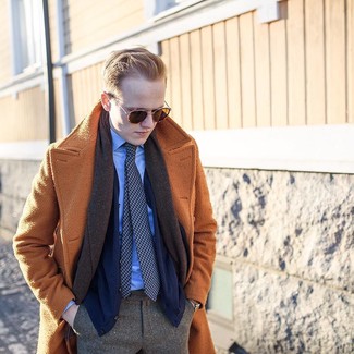 Wie Mantel mit Strickjacke zu kombinieren – 151 Herren Outfits kühl Wetter: Die Paarung aus einem Mantel und einer Strickjacke ist eine ideale Wahl für einen Tag im Büro.