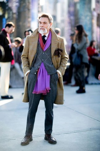 Wie Mantel mit Strickjacke zu kombinieren – 151 Herren Outfits kühl Wetter: Entscheiden Sie sich für einen Mantel und eine Strickjacke für einen für die Arbeit geeigneten Look. Dunkelbraune Leder Brogues sind eine gute Wahl, um dieses Outfit zu vervollständigen.