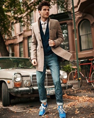 Welche Jeans mit blauer niedriger Sneakers zu tragen – 32 Smart-Casual Herren Outfits: Kombinieren Sie einen camel Mantel mit Jeans für Ihren Bürojob. Blaue niedrige Sneakers liefern einen wunderschönen Kontrast zu dem Rest des Looks.