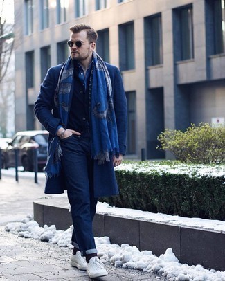 Blauen bedruckten Schal kombinieren – 153 Herren Outfits: Entscheiden Sie sich für einen dunkelblauen Mantel und einen blauen bedruckten Schal für einen entspannten Wochenend-Look. Komplettieren Sie Ihr Outfit mit weißen Segeltuch niedrigen Sneakers.
