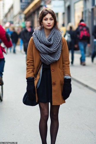 Schwarze Wollhandschuhe kombinieren – 32 Damen Outfits: Probieren Sie die Kombination aus einem braunen Mantel und schwarzen Wollhandschuhen, um einen stilvollen, entspannten Look zu erhalten, der in der Garderobe der Frau auf keinen Fall fehlen darf.