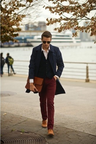 Rote Chinohose kombinieren – 365 Herren Outfits: Kombinieren Sie einen dunkelblauen Mantel mit einer roten Chinohose für Drinks nach der Arbeit. Fühlen Sie sich ideenreich? Ergänzen Sie Ihr Outfit mit braunen Leder Oxford Schuhen.