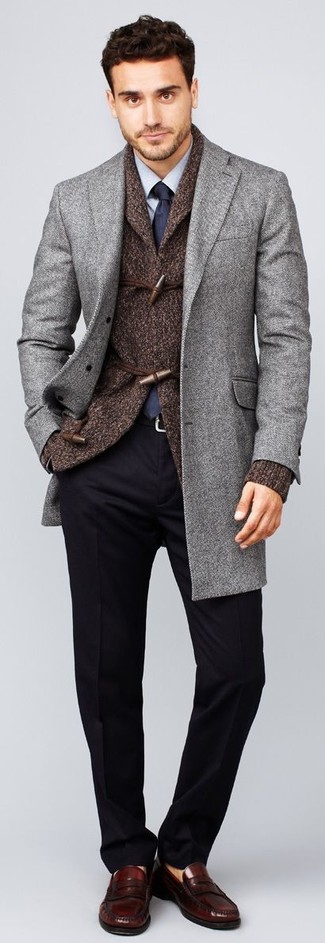 Dunkelbraune Strickjacke mit einem Schalkragen kombinieren – 110 Herren Outfits: Kombinieren Sie eine dunkelbraune Strickjacke mit einem Schalkragen mit einer dunkelblauen Anzughose für einen stilvollen, eleganten Look. Ergänzen Sie Ihr Look mit dunkelroten Leder Slippern.