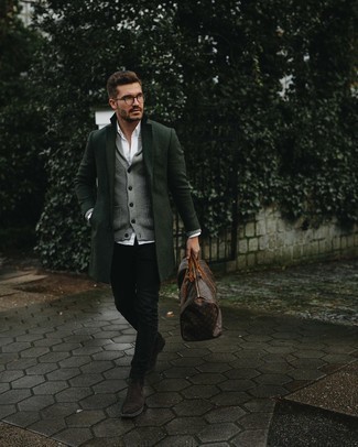 Dunkelgrünen Mantel kombinieren – 298 Herren Outfits: Vereinigen Sie einen dunkelgrünen Mantel mit schwarzen engen Jeans für einen bequemen Alltags-Look. Entscheiden Sie sich für dunkelbraunen Chelsea Boots aus Wildleder, um Ihr Modebewusstsein zu zeigen.