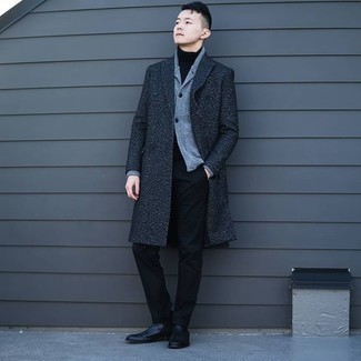dunkelgrauer Mantel, graue Strickjacke mit einem Schalkragen, schwarzer Rollkragenpullover, schwarze Chinohose für Herren