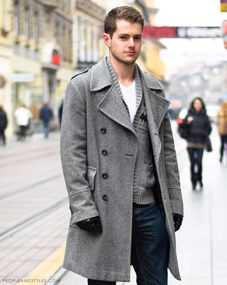 Graue Strickjacke kombinieren – 500+ Herren Outfits: Kombinieren Sie eine graue Strickjacke mit dunkelblauen Jeans für ein Alltagsoutfit, das Charakter und Persönlichkeit ausstrahlt.