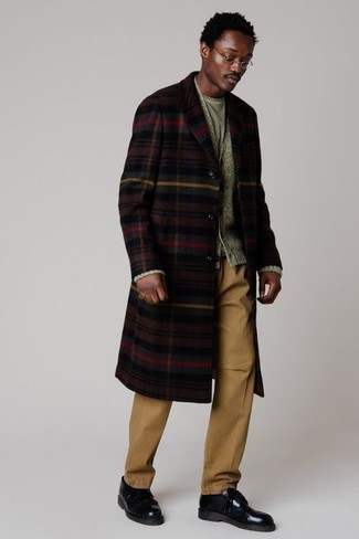 kalt Wetter Outfits Herren 2022: Entscheiden Sie sich für einen dunkelbraunen Mantel mit Schottenmuster und eine beige Chinohose für einen für die Arbeit geeigneten Look. Schwarze Leder Derby Schuhe sind eine einfache Möglichkeit, Ihren Look aufzuwerten.
