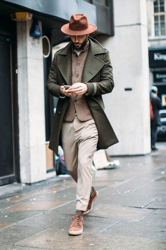 Braunen Wollhut kombinieren – 416 Herren Outfits: Kombinieren Sie einen olivgrünen Mantel mit einem braunen Wollhut für einen entspannten Wochenend-Look. Braune Wildleder niedrige Sneakers sind eine ideale Wahl, um dieses Outfit zu vervollständigen.
