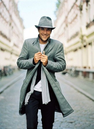 Grauen Hut kombinieren – 295 Herren Outfits: Vereinigen Sie einen grauen Mantel mit einem grauen Hut für einen entspannten Wochenend-Look.