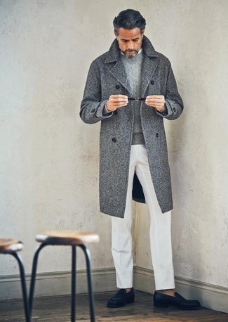 Wie grauen Strickpullover mit dunkelgrauen Mantels zu kombinieren – 7 Herren Outfits: Kombinieren Sie einen dunkelgrauen Mantel mit einem grauen Strickpullover für Ihren Bürojob. Fühlen Sie sich mutig? Wählen Sie schwarzen Leder Slipper.
