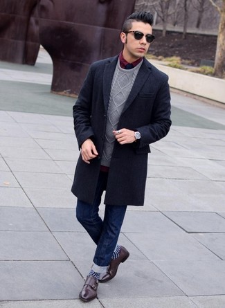 Dunkelrote Doppelmonks aus Leder kombinieren – 116 Herren Outfits: Kombinieren Sie einen schwarzen Mantel mit dunkelblauen Jeans für Drinks nach der Arbeit. Entscheiden Sie sich für dunkelroten Doppelmonks aus Leder, um Ihr Modebewusstsein zu zeigen.