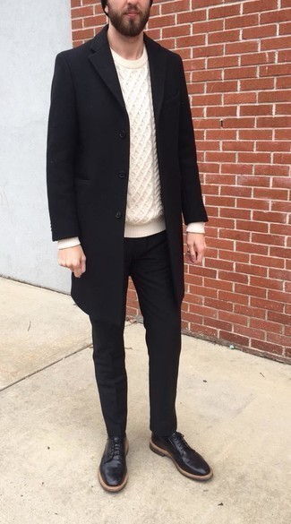 Wie Strickpullover mit Mantels zu kombinieren – 39 Smart-Casual Frühling Herren Outfits: Paaren Sie einen Mantel mit einem Strickpullover für Drinks nach der Arbeit. Fühlen Sie sich mutig? Vervollständigen Sie Ihr Outfit mit schwarzen Leder Derby Schuhen. Was für eine super Frühlings-Look Idee!