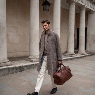 Leder Reisetasche kombinieren – 72 Smart-Casual Herren Outfits kühl Wetter: Halten Sie Ihr Outfit locker mit einem grauen Mantel und einer Leder Reisetasche. Putzen Sie Ihr Outfit mit schwarzen Chelsea Boots aus Leder.
